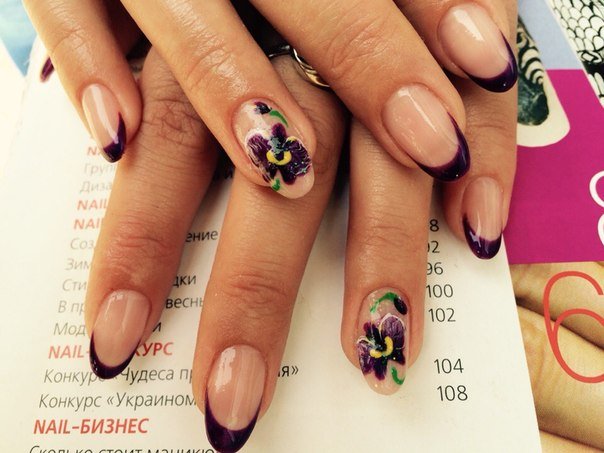 Фіолетовий френч з ручним квітковим розписом на овальних нігтях