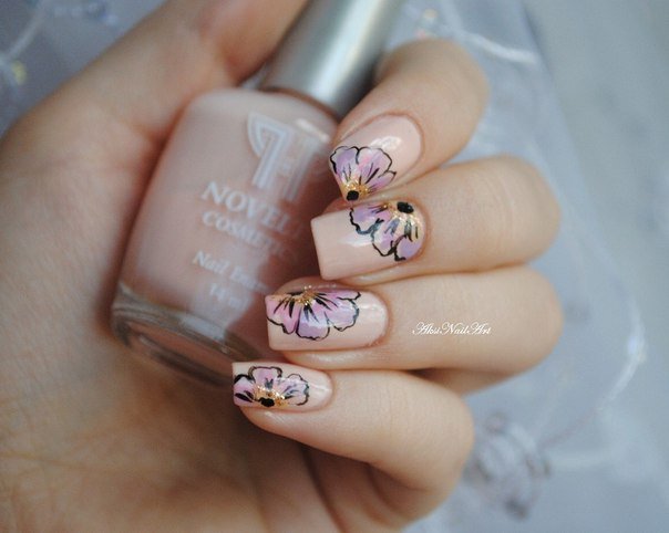 Витончений квітковий манікюр: бежева основа, фіолетові акценти на овальних нігтях
