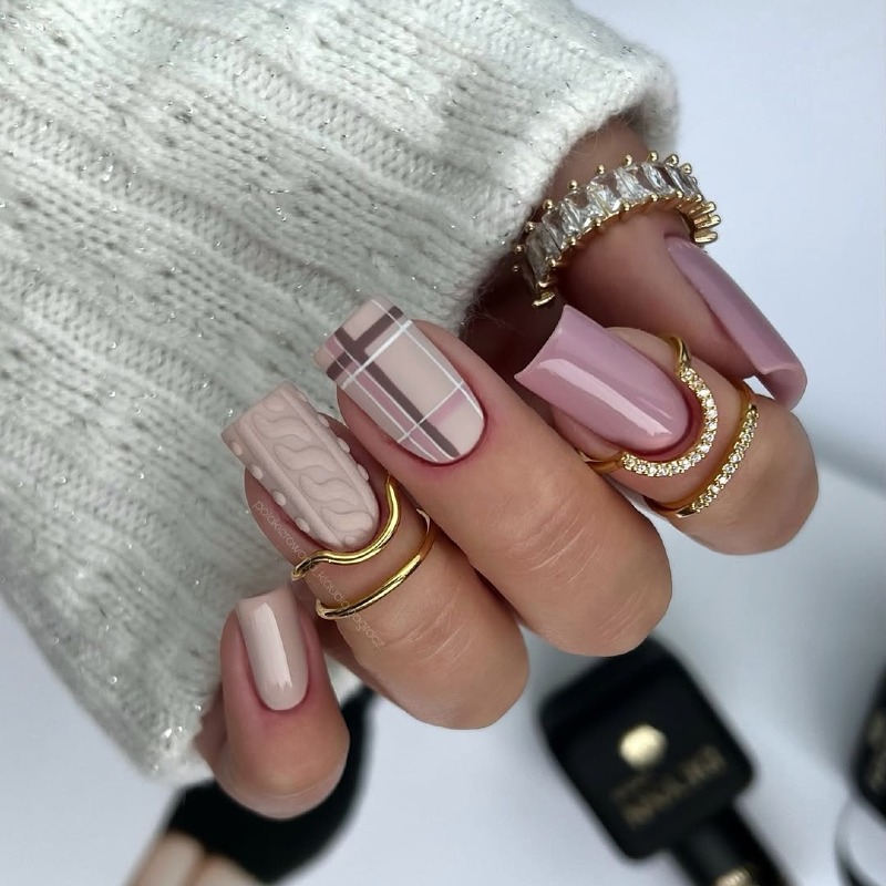 Просунутий бежево-рожевий манікюр: матовий, блискучий, 3D геометрія на квадратних нігтях