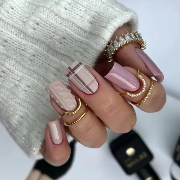 Бежевий матовий манікюр: квадратні нігті з рожевим акцентом та 3D