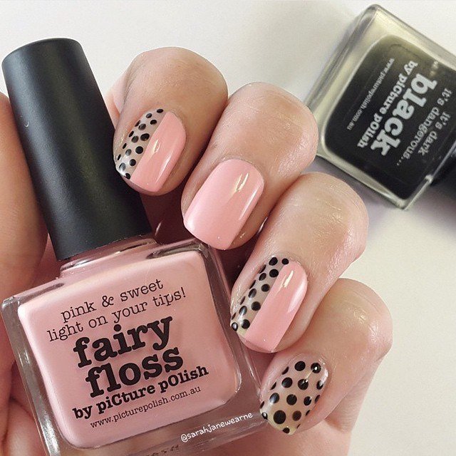 Рожевий геометричний манікюр з негативним простором на овальних нігтях