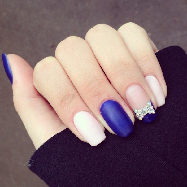 Максималістичний дизайн: синьо-рожева труна з 3D, матовим та стразами