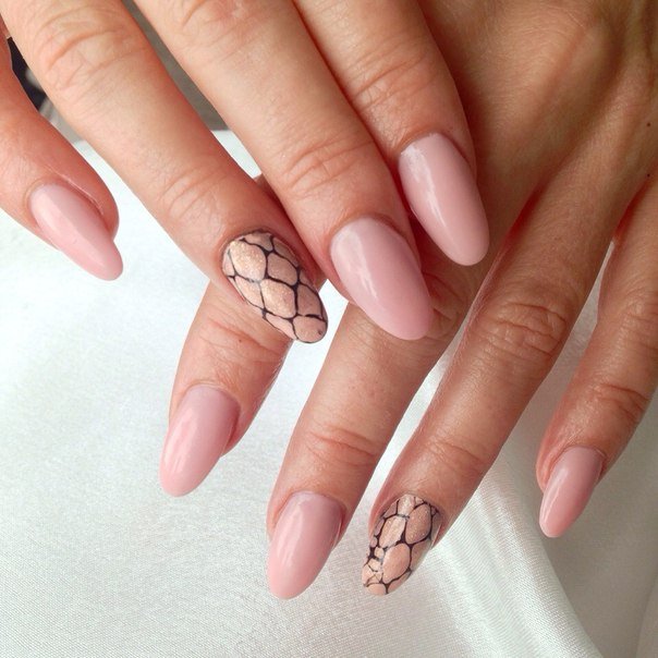 Геометричний манікюр у бежево-чорних тонах на мигдалеподібних нігтях