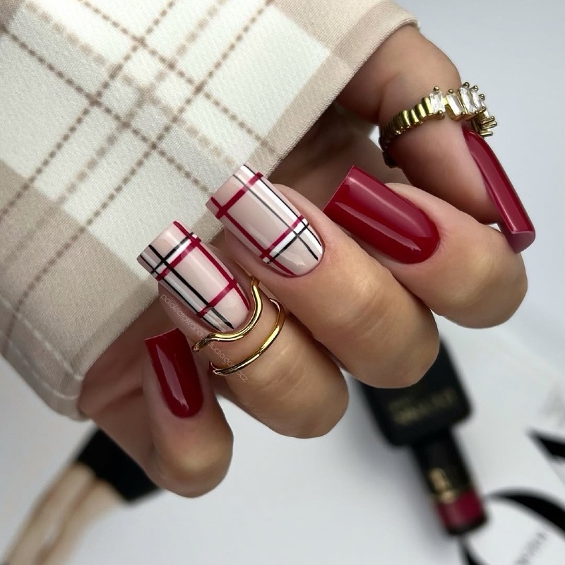 Просунутий Бордово-Бежевий Геометричний Манікюр: Ручний Розпис на Квадратних Нігтях