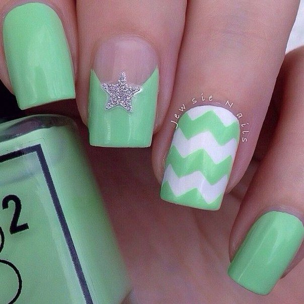 Зелений манікюр з блискучими геометричними лініями