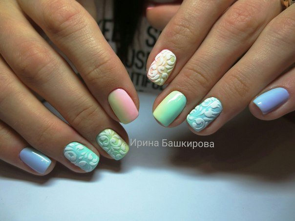 Квітковий манікюр омбре з жовтими та білими акцентами