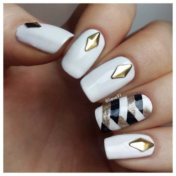 Білий манікюр з чорною геометрією та золотими 3D-елементами