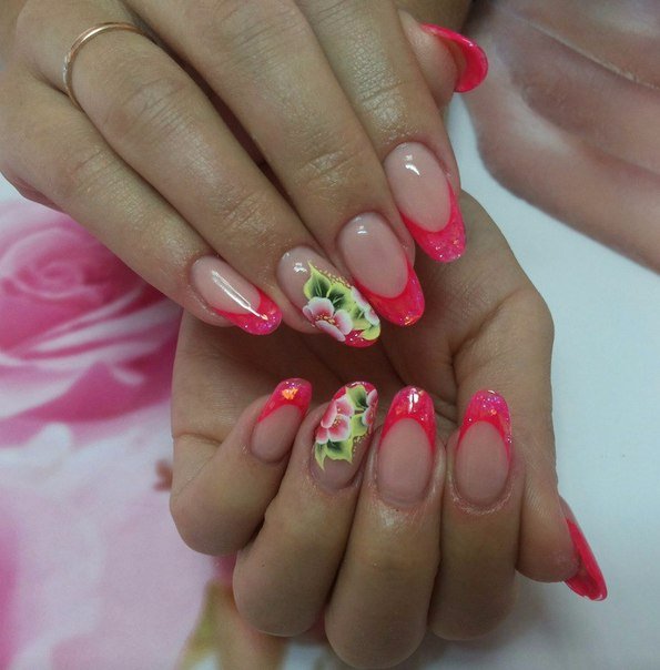 Рожевий френч з квітами та блискітками на мигдалеподібних нігтях