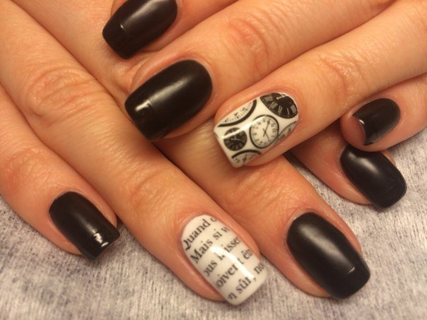 Матовий чорний манікюр з білими акцентами на овальних нігтях