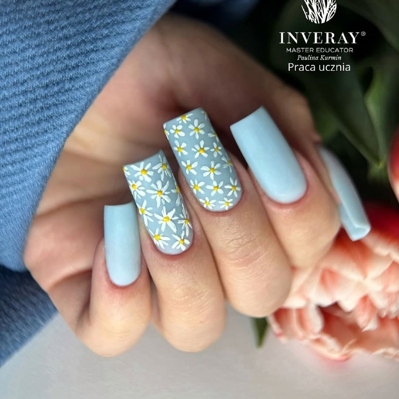 Довгі квадратні нігті: синій гель-лак з квітковим ручним розписом у біло-жовтих тонах