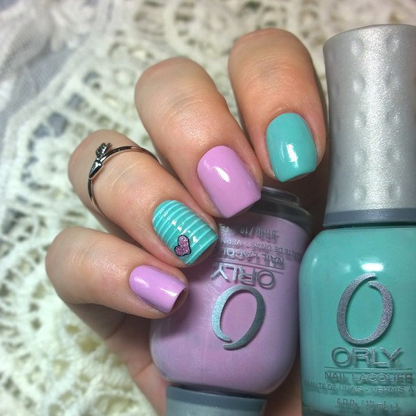 Фіолетовий манікюр з геометричним розписом на круглих нігтях