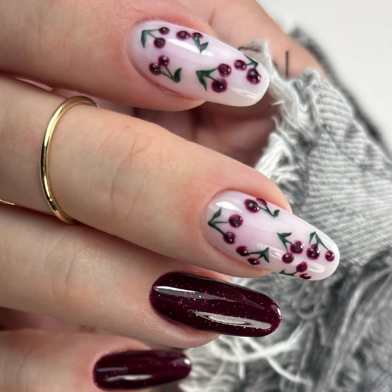 Просунутий рожево-бордовий манікюр: квітковий дизайн з блискітками на мигдалі