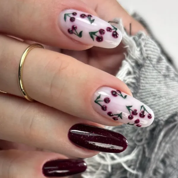 Рожево-бордовий манікюр: блискучий квітковий дизайн на мигдалі