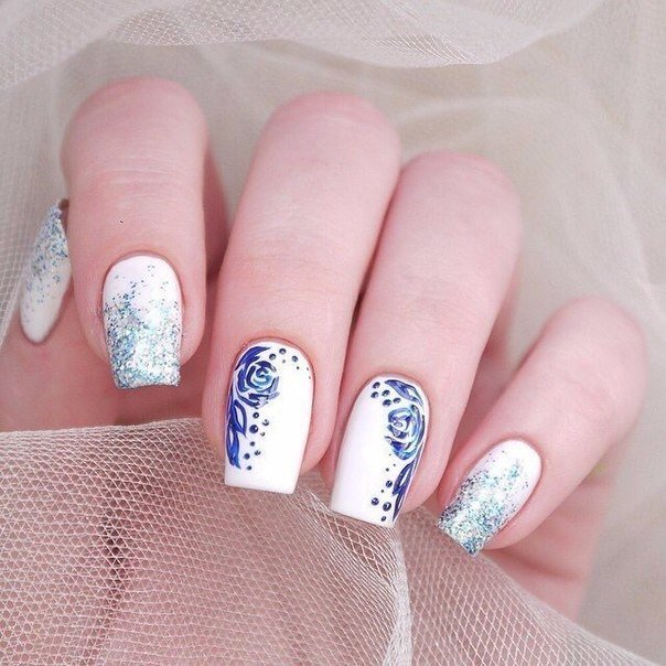 Квітковий манікюр: білий з синім розписом і блискітками