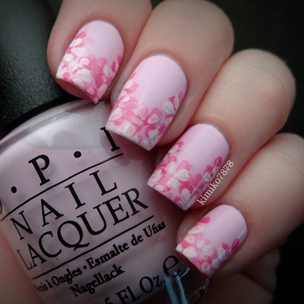 Рожевий манікюр з білим квітковим ручним розписом на круглих нігтях