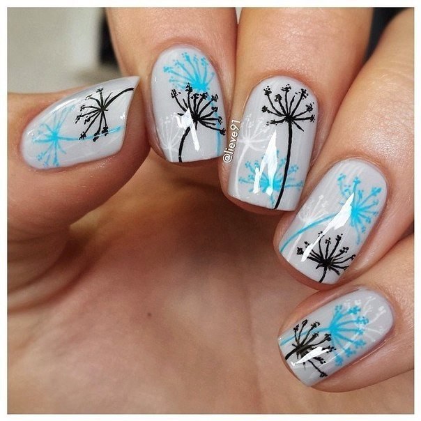 Білий манікюр з синіми квітами та мінімалістичним дизайном