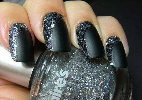 Елегантний чорний матовий манікюр з блискучим сріблом на овальних нігтях