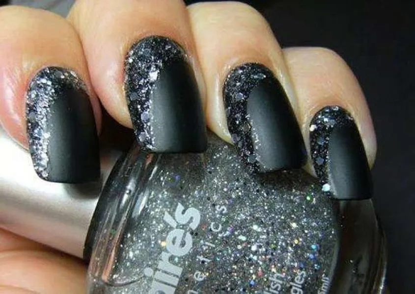 Чорний матовий та сріблястий блиск: овальні нігті для вечірки