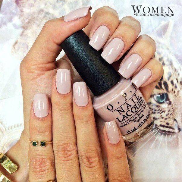 Мінімалістичний бежевий манікюр гель-лаком на квадратних нігтях