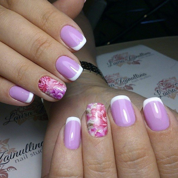 Фіолетовий французький манікюр з квітковим розписом: весняна ніжність на овальних нігтях