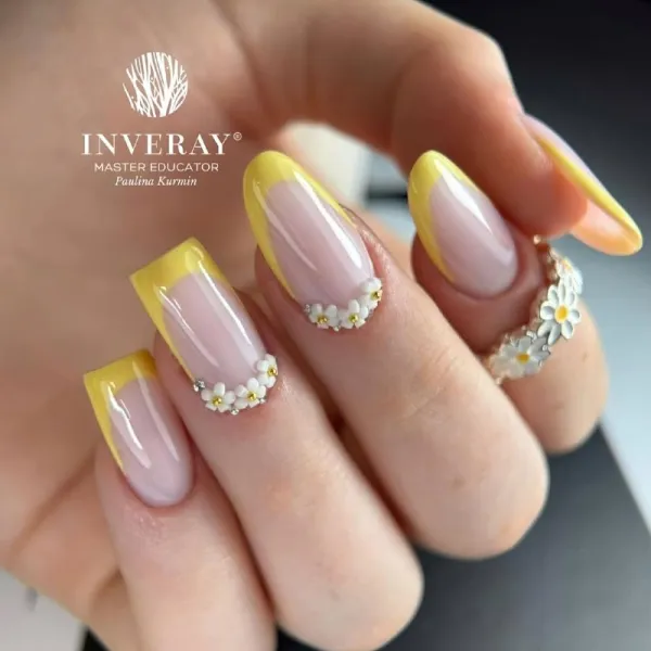 Жовто-білий французький манікюр: мигдалеподібні нігті з 3D квітами
