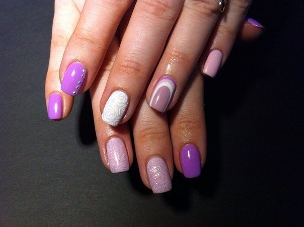 Фіолетовий квітковий дизайн нігтів з блискітками та стразами