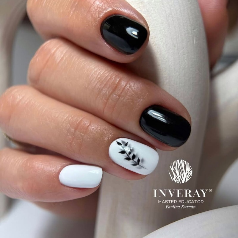 Чорно-білий мінімалістичний манікюр з квітковим розписом на круглих коротких нігтях