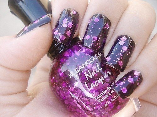 Фіолетовий манікюр з блискучим рожевим акцентом на круглих нігтях