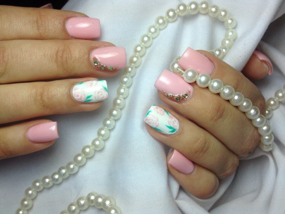 Рожевий манікюр з квітковим розписом та блискучими стразами