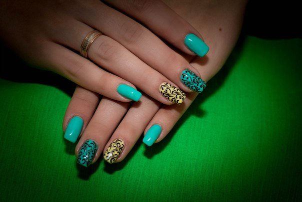 Абстрактний манікюр: зелена основа з жовтими штампами та чорними деталями