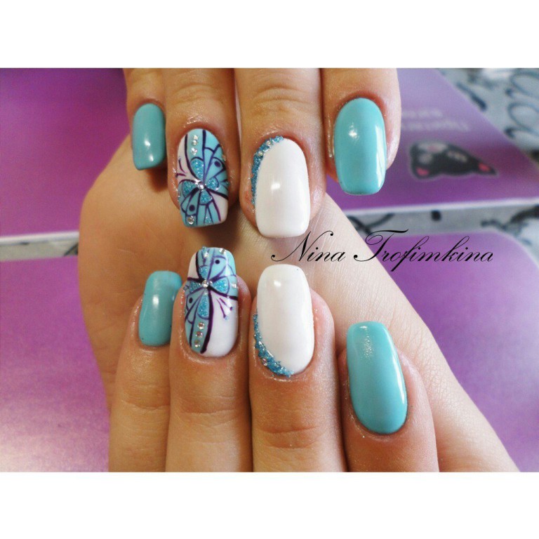 Синій абстрактний дизайн з білими розводами та блискучими елементами