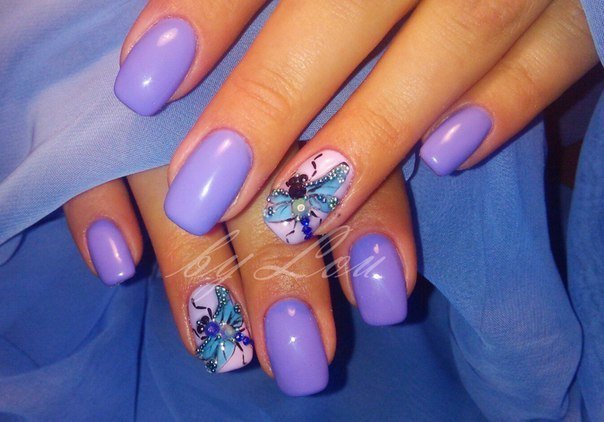 Яскравий фіолетово-синій 3D манікюр з квітковим розписом та стразами