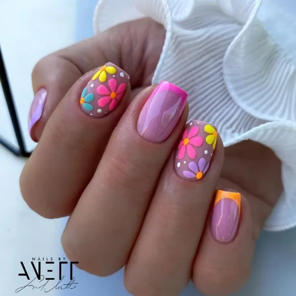 Фіолетово-рожевий Французький Манікюр: Квітковий 3D Дизайн на Квадратних Нігтях