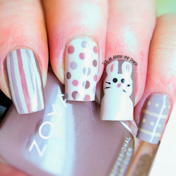 Бежевий манікюр з рожевим геометричним розписом