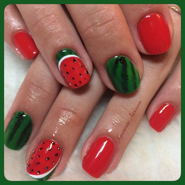 Яскравий абстрактний манікюр: червоний та зелений вибух на овальних нігтях