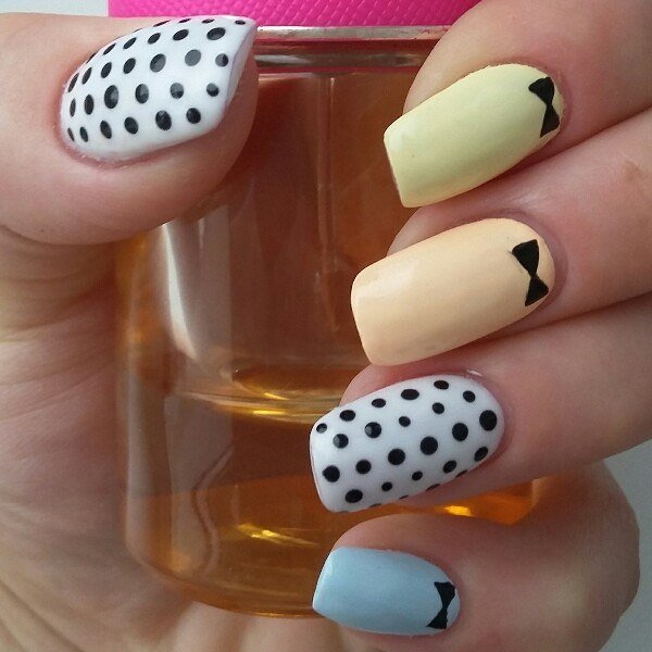 Білий манікюр з чорним геометричним ручним розписом