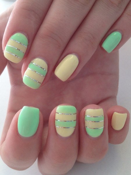 Свіжий зелено-жовтий манікюр: овальна форма, геометричний мінімалізм та фольга