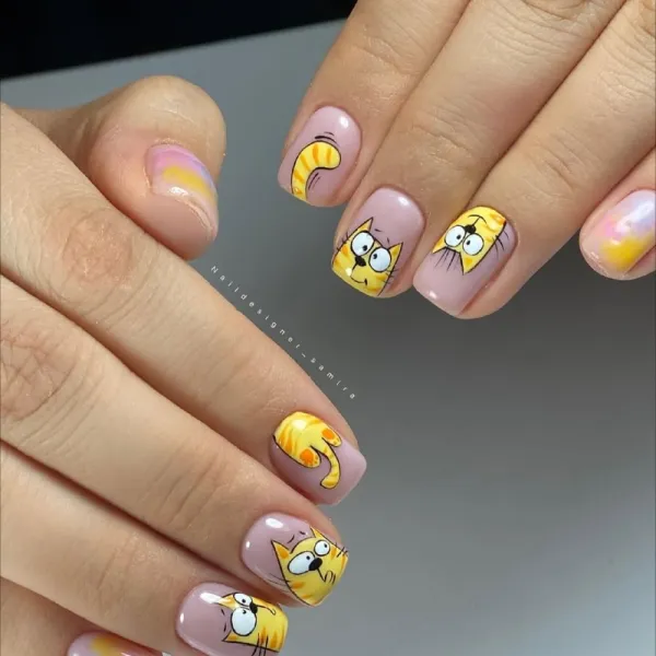 Рожево-жовтий абстрактний манікюр: овальні нігті з гель-лаком