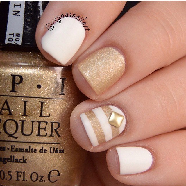 Святковий 3D манікюр: Золотий блиск та біла матова геометрія на коротких нігтях