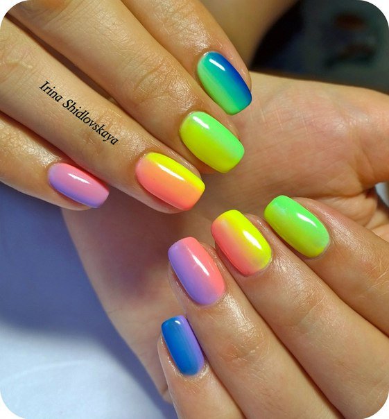 Максималізм кольору: райдужне омбре з блиском на овальних нігтях