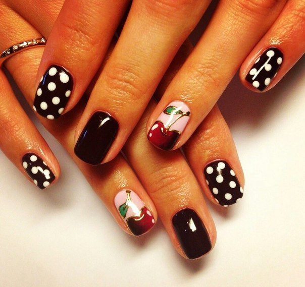 Максималізм на коротких круглих нігтях: чорно-біла геометрія та яскраві квіти