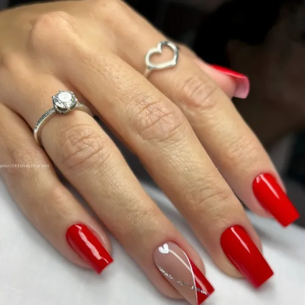 Червоний та Бежевий Геометричний Манікюр: Довгі Квадратні Нігті з Блискітками