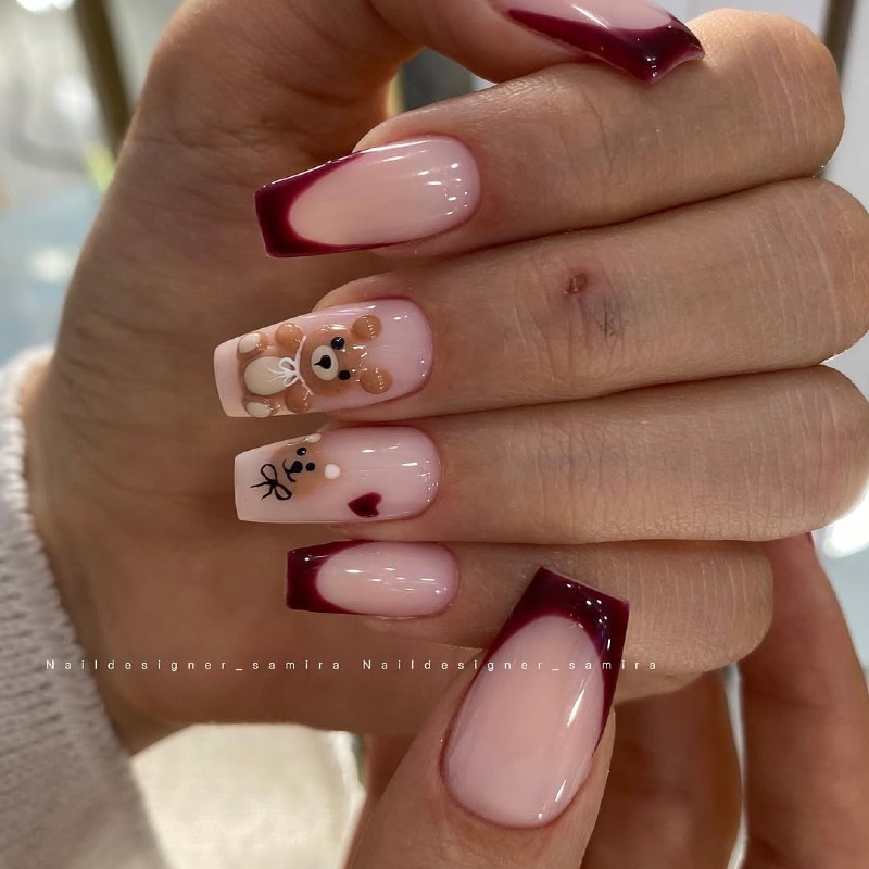 Елегантний бежево-бордовий манікюр: французький максималізм на довгих квадратних нігтях