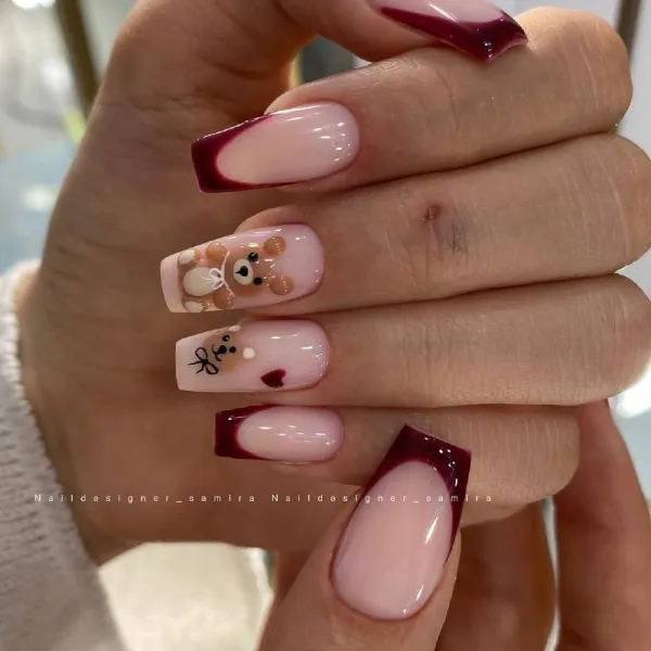 Довгі квадратні нігті: бежевий френч з бордовим максималізмом гель-лаком