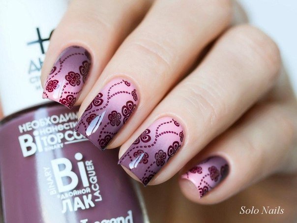 Фіолетово-рожевий омбре манікюр з квітковим штампуванням