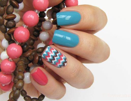 Геометричний дизайн нігтів: синій та рожевий ручний розпис