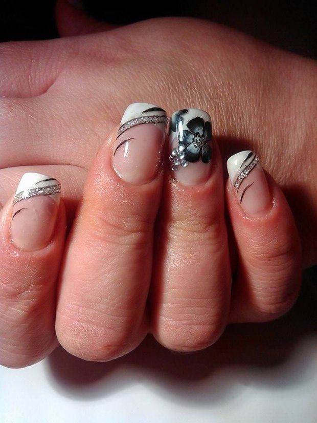 Білий френч з 3D квітами та сріблястими акцентами на овальних нігтях