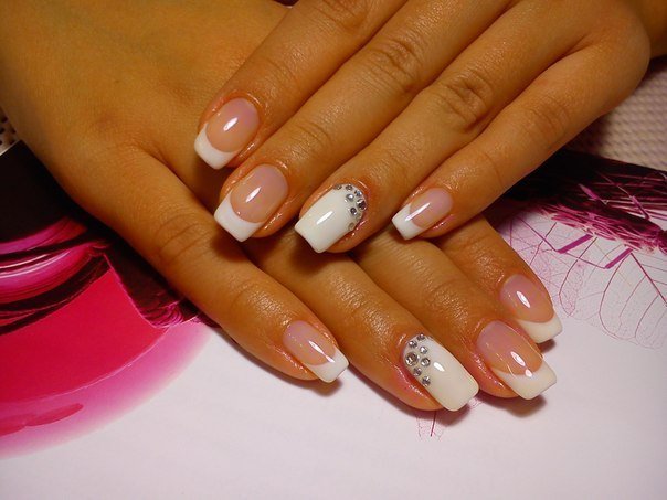 Бежевий французький манікюр зі сріблястим блиском та стразами