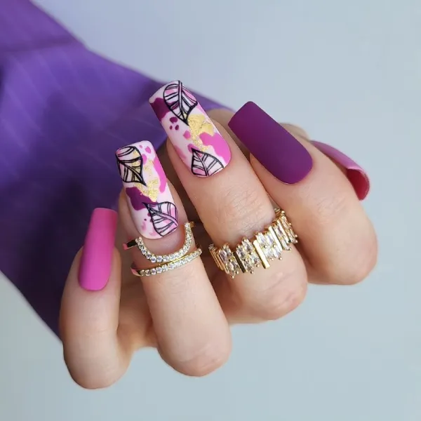 Фіолетово-рожевий матовий манікюр: квіткова абстракція на квадратних нігтях