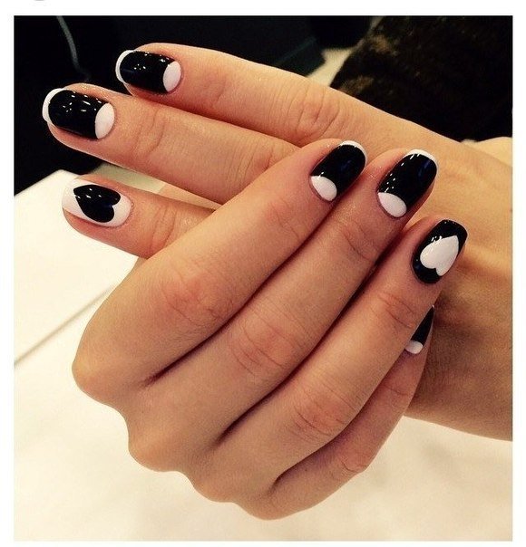 Манікюр Чорна Геометрія: Мінімалізм та Ручний Розпис на Круглих Нігтях